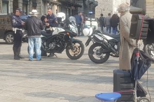 artista-strada-polizia-locale-1