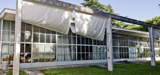 tende rotte all'asilo Sant'Elia di via Alciato           ph: Carlo Pozzoni