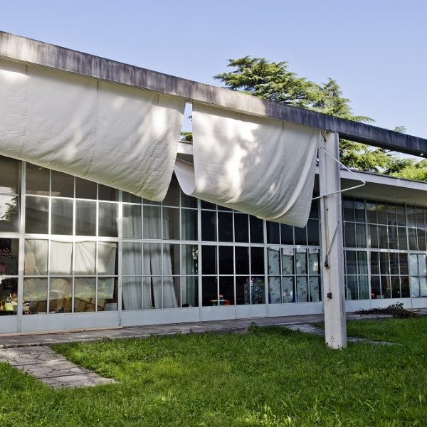 tende rotte all'asilo Sant'Elia di via Alciato           ph: Carlo Pozzoni