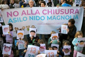 Una delle proteste dei genitori negli scorsi mesi