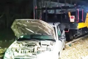 auto-contro-treno-erba-2