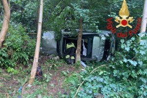auto-dirupo-tavernerio-vigili-del-fuoco