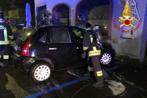 auto-fiamme-cantù-vigili-fuoco