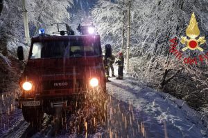 auto-fuori-strada-lanzo-intelvi-vigili-fuoco-2