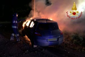 auto in fiamme 1