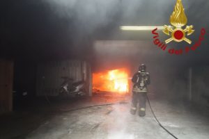 auto in fiamme