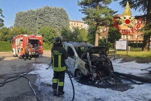 auto-incendio-cermenate-vigili-fuoco