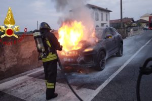 auto-incendio-faloppio-vigili-fuoco