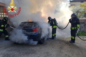 auto incendio fuoco