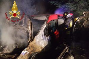 auto-incendio-vigili-fuoco-merone