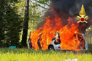auto-incendio-villa-guardia-vigili-fuoco