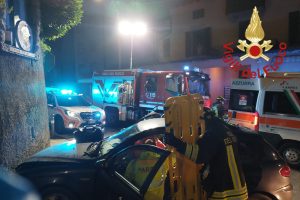 auto-muro-via-lissi-como-vigili-fuoco