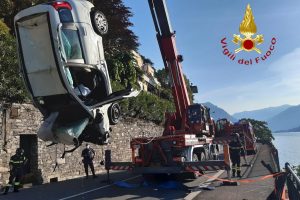 auto nel lago 1