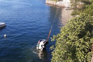auto nel lago 4