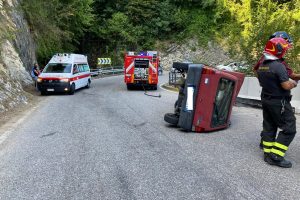 auto ribaltata 1
