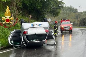auto-ribaltata-bellagio-lariana-vigili-fuoco