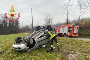 auto-ribaltata-lambrugo-vigili-fuoco