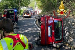 auto-ribaltata-montemezzo-vigili-fuoco (1)