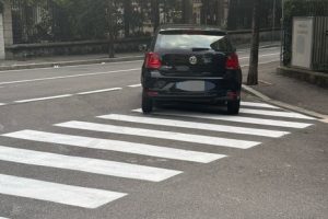 auto sulle strisce divieto 5