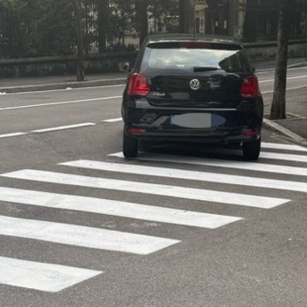 auto sulle strisce divieto 5