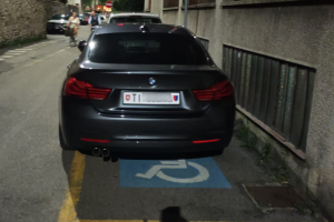 auto-svizzera-via-raschi-posto-disabili (1-1)