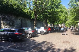 auto-viale-cattaneo-sosta-selvaggia (3)
