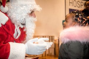 Como il Babbo Natale della Città dei Balocchi nel giorno della vigilia viene calato dalla torre del Broletto