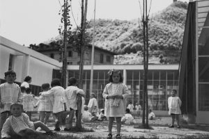 bambini nella corte interna
