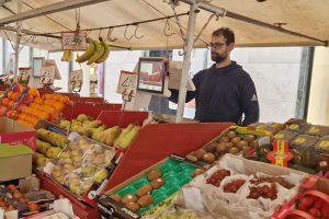banco-bancarella-frutta-via-bernardino-luini (1)