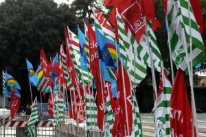 bandiere-cgil-cisl-uil-sindacati