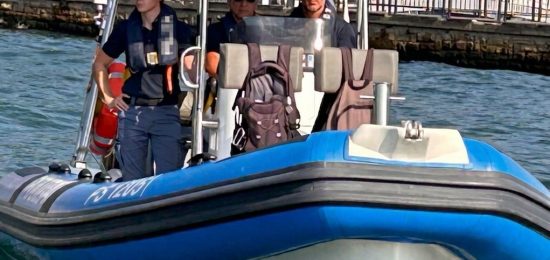 barca gommone polizia
