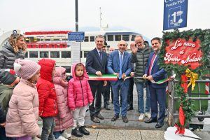 INAUGURAZIONE BATTELLO DI BABBO NATALE SU MOTONAVE ORIONE DA SX IL PREFETTO DI COMO CORRADO CONFORTO GALLI IL SOTTOSEGRETARIO ALESSANDRO MORELLI IL SINDACO ALESSANDRO RAPINESE E IL GESTORE NAVIGAZIONE PIETRO MARRAPODI COMO FOTO CUSA 01-12-2025