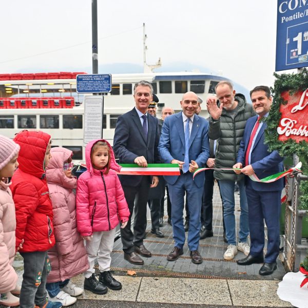 INAUGURAZIONE BATTELLO DI BABBO NATALE SU MOTONAVE ORIONE DA SX IL PREFETTO DI COMO CORRADO CONFORTO GALLI IL SOTTOSEGRETARIO ALESSANDRO MORELLI IL SINDACO ALESSANDRO RAPINESE E IL GESTORE NAVIGAZIONE PIETRO MARRAPODI COMO FOTO CUSA 01-12-2025