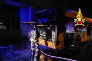 bus-fiamme-via-asiago-como-vigili-fuoco-1