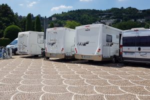 Camper schierati a Villa Olmo