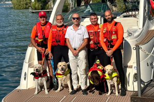 cani di salvataggio con i loro istruttori e il direttore dell'autorità di bacino del ceresio-1