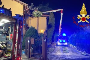 canna-fumaria-incendio-ponte-lambro-vigili-fuoco