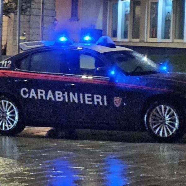 carabinieri cantù auto