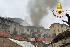 carate-urio-incendio-vigili-fuoco