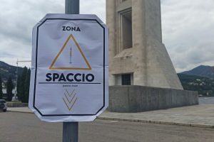 cartello-spaccio-giardini-1