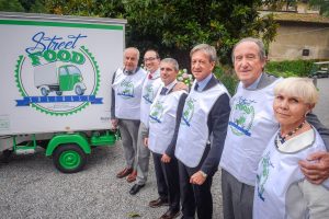 Como villa del Grumello il Rotary dona un'apecar dello Street Food Solidale all'Ozanam, da sin. Filippo Arcioni, Alberto Vannelli,, Stefano Fagetti, Enrico Fossati, Angelo Palma e Mari Boggia