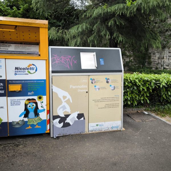 cassone-smaltimento-pannolini-viale-varese (3)