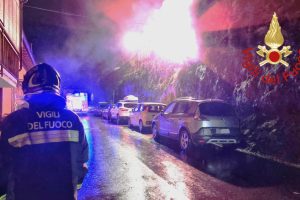 cavo-enel-via-27 maggio-como-vigili-fuoco