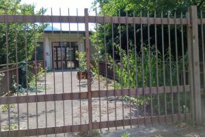 Ex centro di accoglienza in via Tibaldi, a Tavernola. La vecchia scuola, dopo aver ospitato i migranti fino a qualche anno fa, ora si trova in stato di abbandono. Secondo un accordo del 2014 tra Comune e Prefettura di Como, si dovrebbe procedere al recupero per destinarla nuovamente a centro di accoglienza.