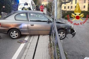 cernobbio-auto-incastrata-vigili-fuoco