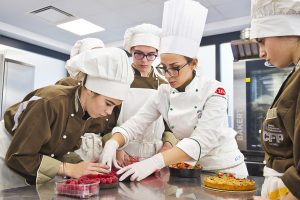 Centro Formazione Professionale di Monte Olimpino studenti in pasticceria  ph: Carlo Pozzoni