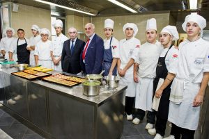 Como scuola CFP Centro Formazione Professionale alunni in cucina con il Presidente della Fondazione Cariplo Giuseppe Guzzetti e e l'ex direttore Silvio Peverelli