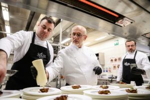 chef in cucina