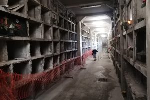cimitero-monumentale-como-donna-anziana