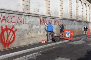 cimitero-monumentale-pulizia-scritte-no-vax-vandali (4)
